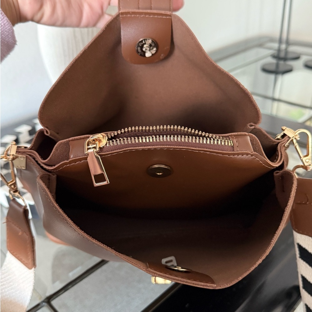 Like NEW, crossbody purse with three compartments!